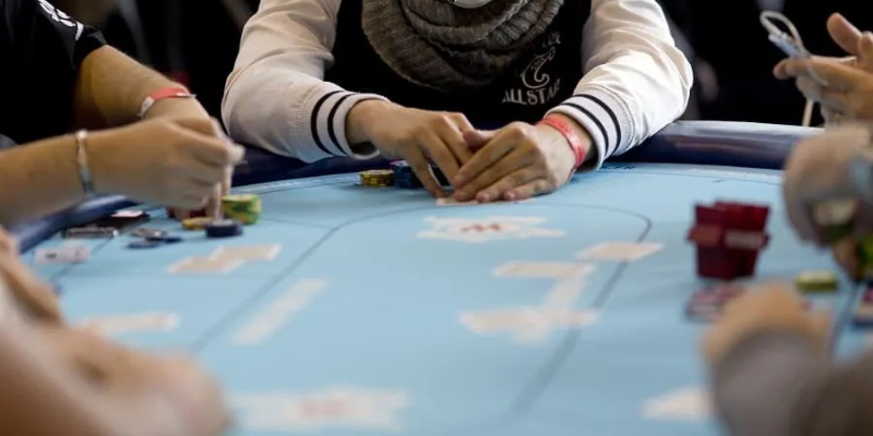 Hướng Dẫn Chia Bài Poker Chuyên Nghiệp 2 Anh trong bai 21 44