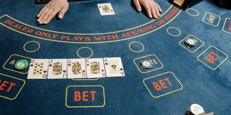 Cách Chơi Baccarat: Từ Đơn Giản Đến Phức Tạp 3 Anh trong bai 31 1